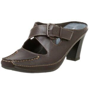 What's What Women's Eye Catching Stacked Heel Mule,Brown,9.5 M